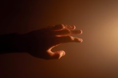 1857643-hand-5961660_1920-1